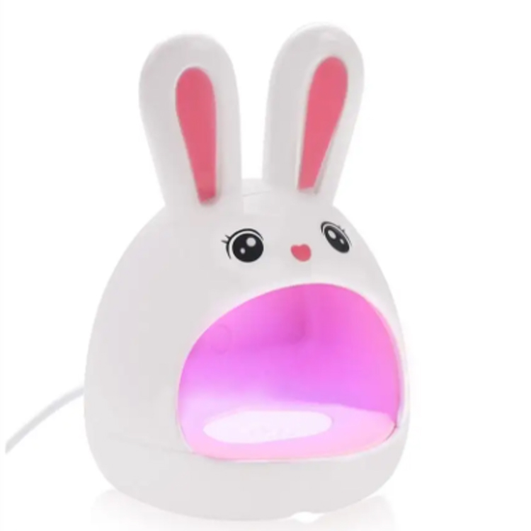 Как лампа для ногтей влияет на стандарты профессионального маникюра во всем мире?